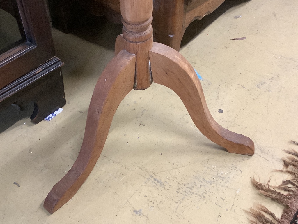 An Edwardian oak shaving stand, with telescopic plate, height approx. 133cm